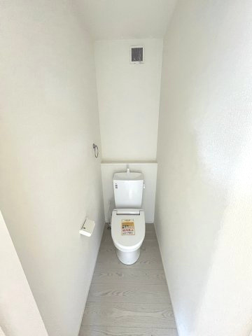 【内装】 | 福岡市東区美和台3丁目2期　1号棟（全2棟）【仲介手数料無料・0円】 | 施工例。2階にもトイレです。施工例は完成時と異なる場合があります。