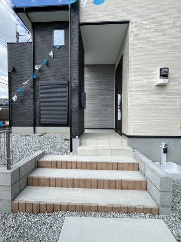 【玄関】 | 福岡市東区美和台3丁目2期　1号棟（全2棟）【仲介手数料無料・0円】 | 施工例。施工例は完成時と異なる場合があります。