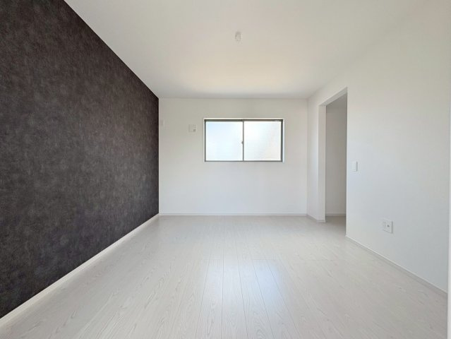 【商談中】新築戸建　各務原市那加織田町2期　全1区画分譲の洋室|建具やクロスなどをトータルデザインでコーディネートしており、室内に落ち着きと安らぎを与えてくれます。
