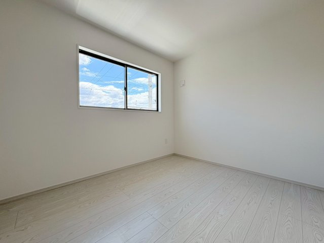 【商談中】新築戸建　各務原市那加織田町2期　全1区画分譲の洋室|建具やクロスなどをトータルデザインでコーディネートしており、室内に落ち着きと安らぎを与えてくれます。