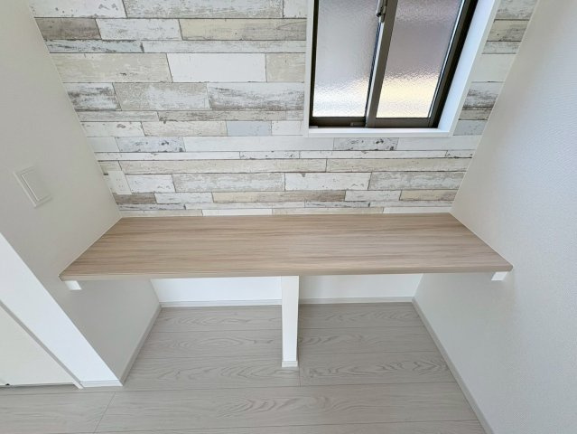 【商談中】新築戸建　各務原市那加織田町2期　全1区画分譲の設備|リビングのスタディカウンターは、お子様が学習する専用机として利用できるため、夕食時間を気にしないで勉強に取り組めます。