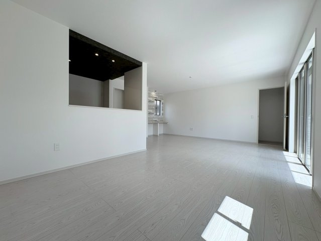 【商談中】新築戸建　各務原市那加織田町2期　全1区画分譲の居間・リビング|フローリング材は木目調でナチュラルな美しさ。様々な傷やクラックの発生を大幅に抑える特殊加工済み。