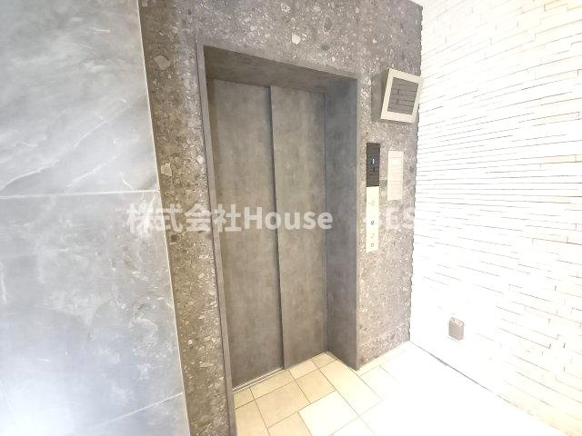 レジュールアッシュ神戸湊川公園のロビー