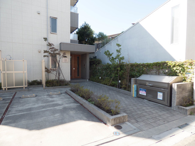 ヴィラ由比ガ浜の駐車場|敷地内駐車場