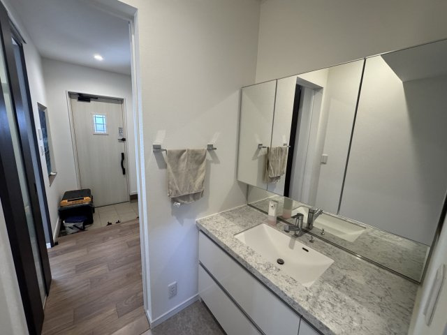 －三丁目不動産-深谷市東方　中古戸建の独立洗面台