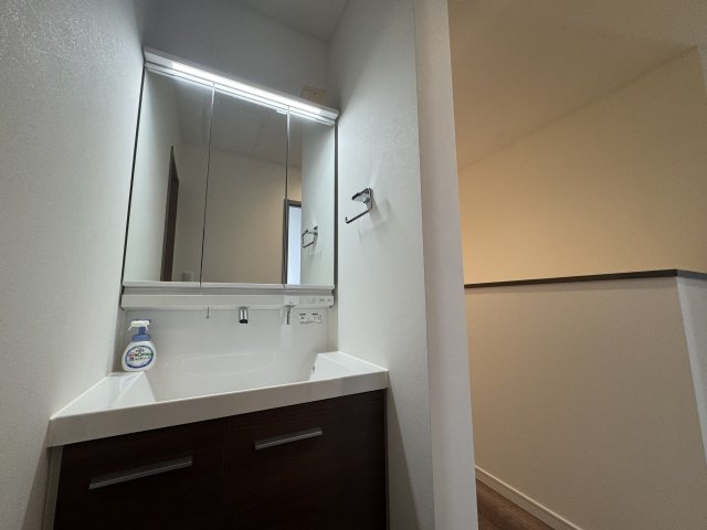 －三丁目不動産-深谷市東方　中古戸建の独立洗面台