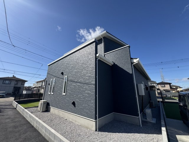 －三丁目不動産-深谷市東方　中古戸建の前面道路含む現地写真