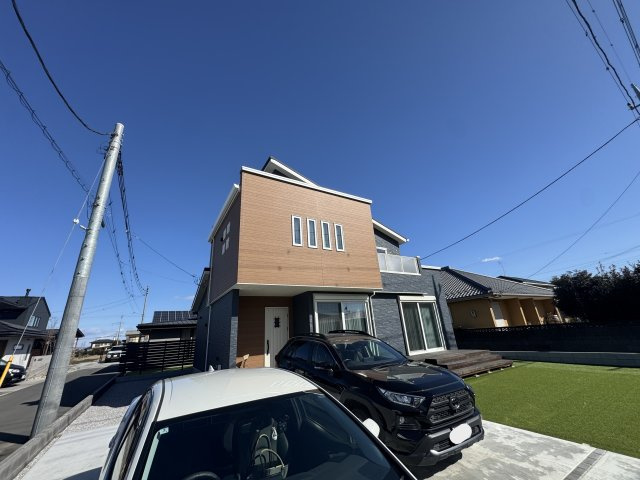 －三丁目不動産-深谷市東方　中古戸建の前面道路含む現地写真