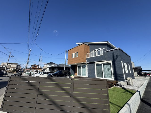 －三丁目不動産-深谷市東方　中古戸建の前面道路含む現地写真