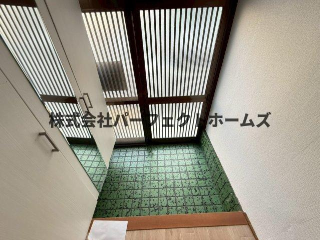 出口5丁目戸建　賃貸の玄関|収納もある玄関です