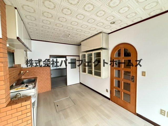 出口5丁目戸建　賃貸の居間・リビング|ゆったりとした居間です