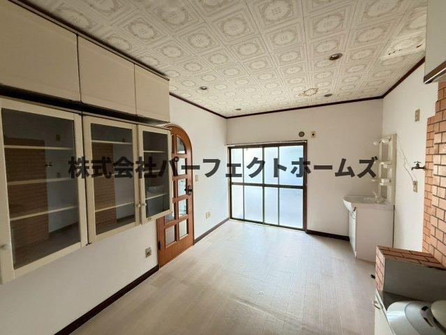 出口5丁目戸建　賃貸の居間・リビング|おしゃれな居間です