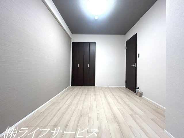 【洋室】 | ソシエ北大阪弐番館 | 玄関側洋室6帖/クローゼット有