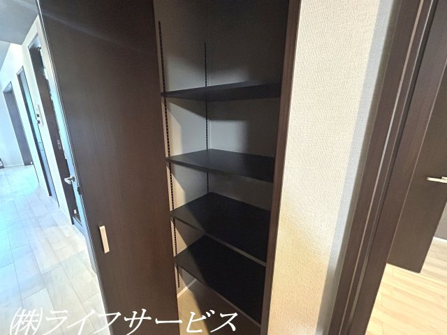 【収納】 | ソシエ北大阪弐番館 | 廊下にも便利な収納有