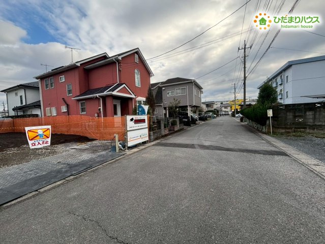 深谷市上柴町西1丁目　新築一戸建て　ブルーミングガーデン　01の前面道路含む現地写真