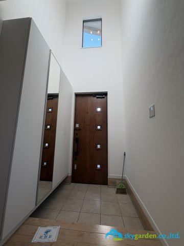 平塚市岡崎　中古戸建の玄関