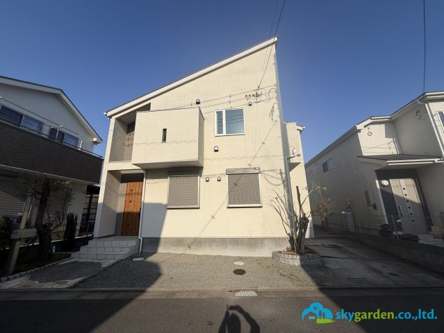 平塚市岡崎　中古戸建の前面道路含む現地写真