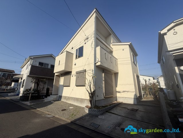 平塚市岡崎　中古戸建の前面道路含む現地写真