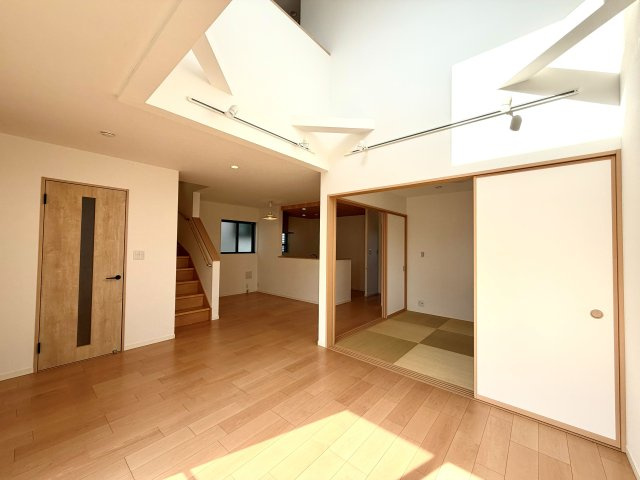 大津市錦織1丁目　中古戸建の居間・リビング|LDKの日当たり良好