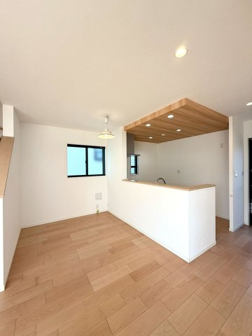 大津市錦織1丁目　中古戸建のダイニング|キッチンからお子様の様子を眺められる配置