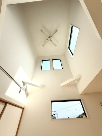 大津市錦織1丁目　中古戸建の内装|吹き抜けシーリングファン付