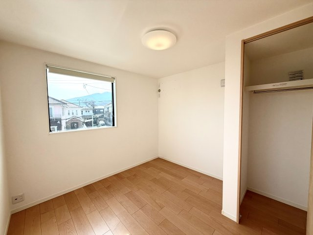 大津市錦織1丁目　中古戸建の洋室|収納つき◎