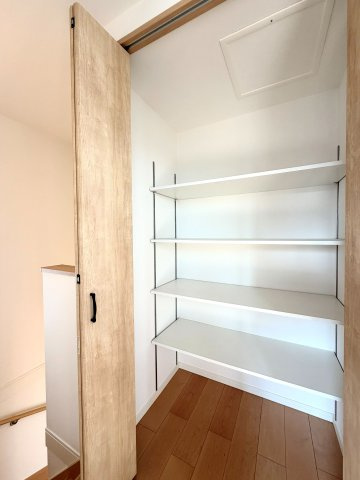 大津市錦織1丁目　中古戸建の収納|階段を上がった場所にも収納スペース♪