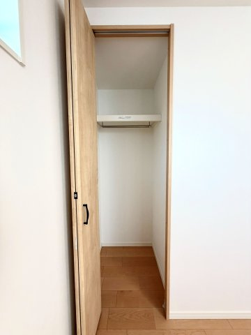 大津市錦織1丁目　中古戸建の洋室|収納スペースあり♪