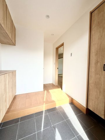 大津市錦織1丁目　中古戸建の玄関|玄関には物入スペース確保