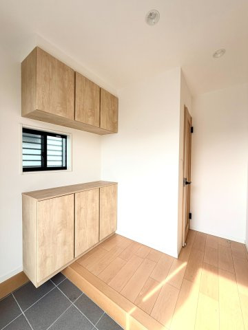 大津市錦織1丁目　中古戸建の玄関|シューズクロークもあり♪