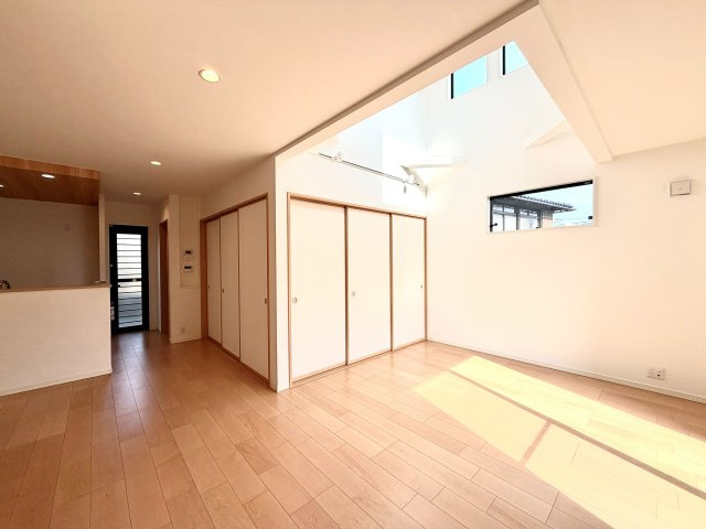 大津市錦織1丁目　中古戸建の居間・リビング|リビングは約19.3帖