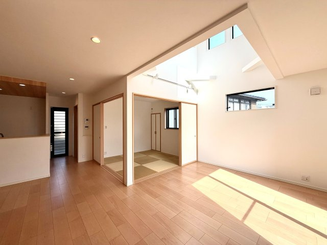 大津市錦織1丁目　中古戸建の居間・リビング|和室とのつながりで広々空間◎