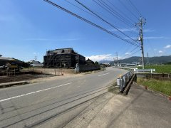 つくば市栗原　中古戸建の前面道路含む現地写真|【前面道路】前面道路は約8.5ｍありますので、駐車やすれ違いがしやすいですね。