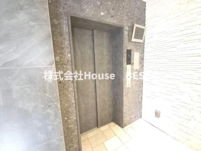 レジュールアッシュ神戸湊川公園のロビー