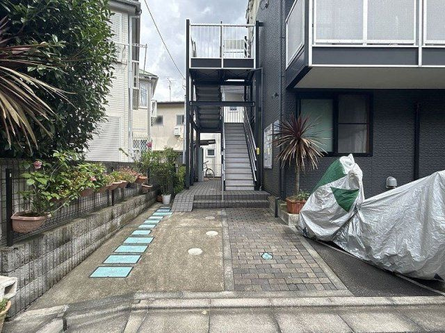 レオパレスパルフェタムール北沢のエントランス