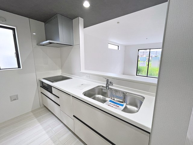 新築戸建・新築建売　郡山市富田町字前川原　富田小・富田中のキッチン|カウンター越しに会話が弾み、家族とのつながりを感じられる対面キッチンです！
