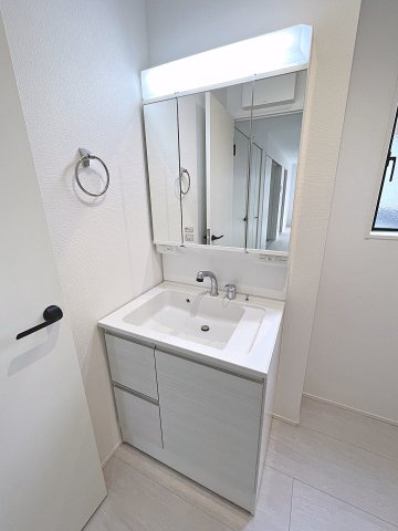 新築戸建・新築建売　郡山市富田町字前川原　富田小・富田中の独立洗面台|三面鏡洗面台で朝の身支度もしやすい＆収納力も◎洗面台に物を置かずすっきり清潔に保つことができます！
