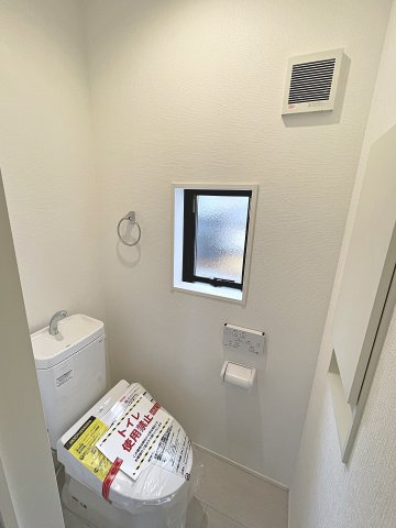 新築戸建・新築建売　郡山市富田町字前川原　富田小・富田中のトイレ|白を基調とした清潔感のある空間です！小窓がついているので簡単に換気が可能！