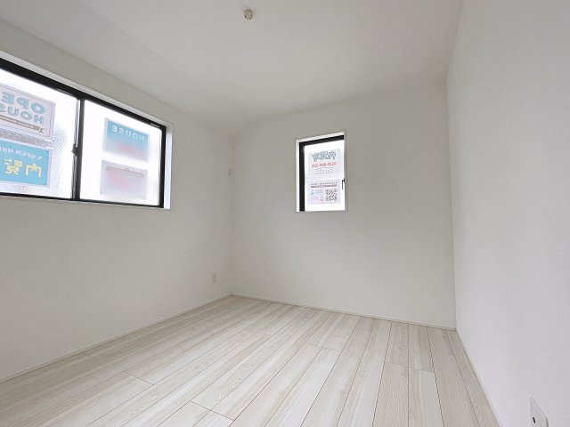 新築戸建・新築建売　郡山市富田町字前川原　富田小・富田中の洋室|5.2帖の洋室は北側の窓から一定した柔らかい光が入り、PC作業や読書などにも最適なお部屋です！