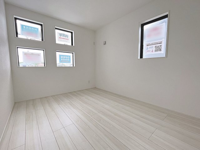 新築戸建・新築建売　郡山市富田町字前川原　富田小・富田中の洋室|小窓が多く明るい6帖の洋室は、シンプルなので様々なテイストのインテリアも合いそうですね！