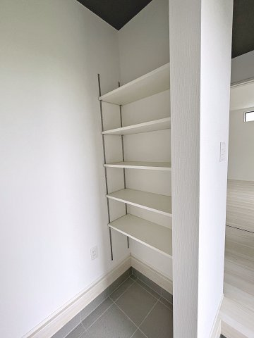 新築戸建・新築建売　郡山市富田町字前川原　富田小・富田中の収納|シューズクローク付きで玄関収納が豊富です！ベビーカーやカー用品などの保管に便利！