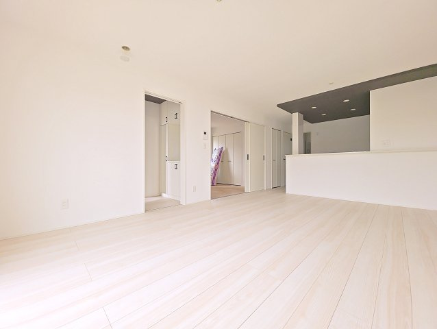 新築戸建・新築建売　郡山市富田町字前川原　富田小・富田中の居間・リビング|17帖のLDKは隣の和室と合わせると21.5帖で更に開放的な空間に！