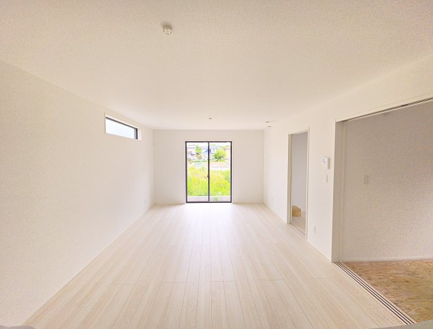 新築戸建・新築建売　郡山市富田町字前川原　富田小・富田中の居間・リビング|南側の大きな窓から日差しが入り明るいリビングはご家族皆さんの憩いの場です！