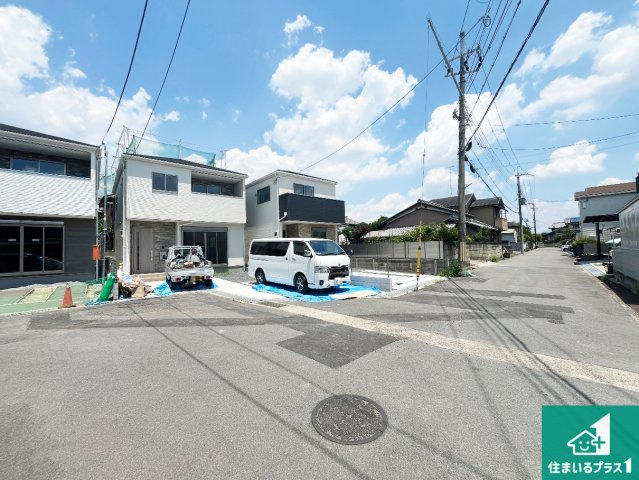 ★八幡市八幡園内　第2期　新築一戸建ての前面道路含む現地写真|周辺は落ち着いた街並みの住宅地！子育てがしやすい住環境です！まだ未完成ですが、現地でしかわからない事もございます。是非一度ご覧ください。