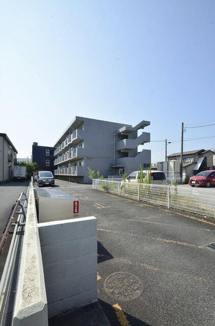厚木市岡田３丁目の賃貸マンションの外観