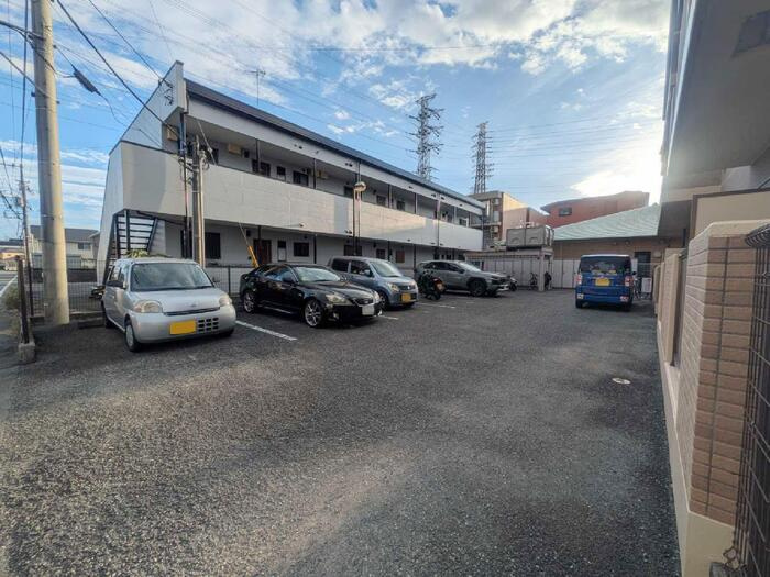 ロイヤルキャビン井坂の駐車場