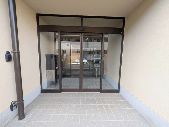 ロイヤルキャビン井坂のエントランス