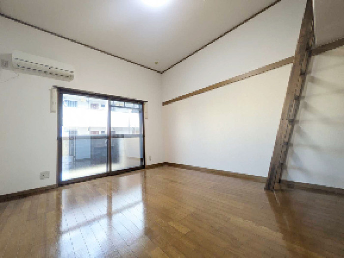 ロイヤルキャビン井坂の居間・リビング