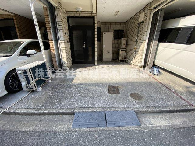 若江東町2丁目中古戸建の駐車場|お車をお持ちの方には嬉しい駐車場はビルトインガレージです！車高の高い車も駐車可能です。