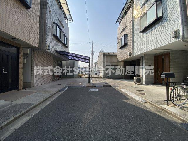 若江東町2丁目中古戸建の前面道路含む現地写真|リフォームや住宅ローン・東大阪市の不動産の事なら弊社にお任せ下さいませ！
各地域の特徴・グルメ・裏道やその他、細かい情報等も熟知した
東大阪市出身のスタッフが新生活を送るお客様をサポート致します！